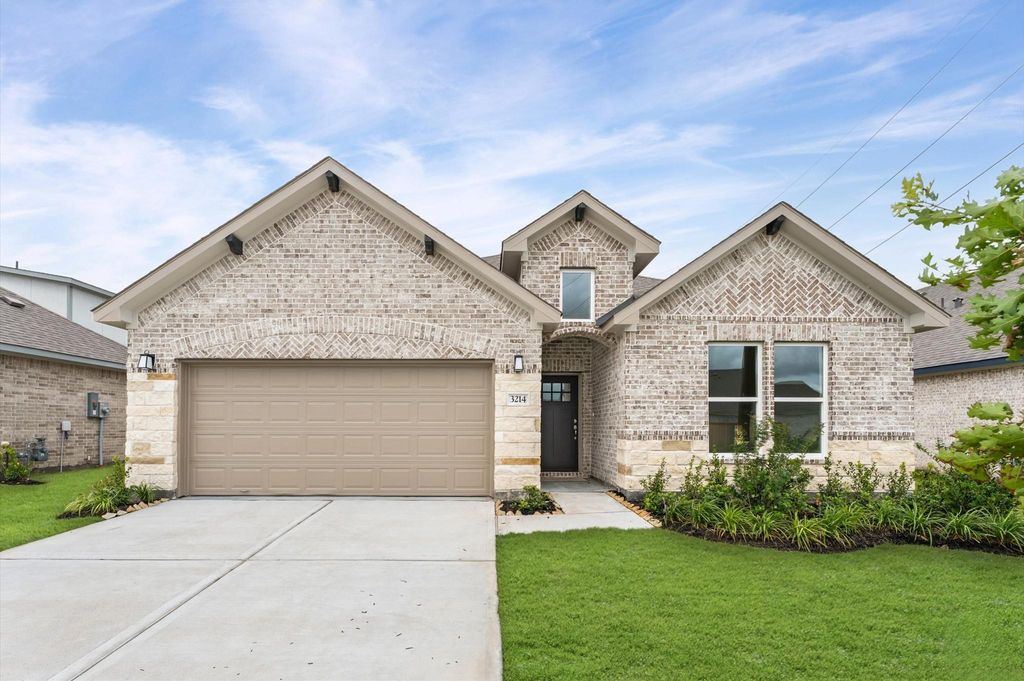 Single family at 3214 Emerald Hills Dr, Angleton, Texas, 4 bed, 3 bath